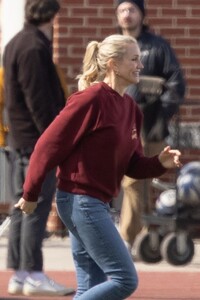 cameron-diaz-on-the-set-of-back-in-action-in-atlanta-04-10-2023-2.jpg