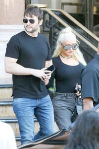 christina-aguilera-and-matthew-rutler-shopping-in-france-08-01-2022-7.jpg