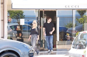 christina-aguilera-and-matthew-rutler-shopping-in-france-08-01-2022-8.jpg