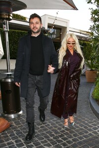 christina-aguilera-at-cecconi-s-restaurant-in-west-hollywood-03-23-2023-2.jpg