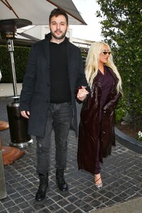 christina-aguilera-at-cecconi-s-restaurant-in-west-hollywood-03-23-2023-4.jpg