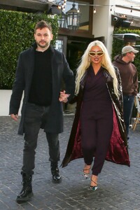 christina-aguilera-at-cecconi-s-restaurant-in-west-hollywood-03-23-2023-5.jpg