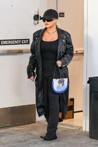 christina-aguilera-in-leather-shopping-at-yves-saint-laurent-in-beverly-hills-11-10-2022-5.jpg