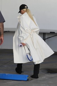 christina-aguilera-shops-at-tom-ford-in-beverly-hills-12-12-2022-2.jpg