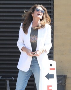 cindy-crawford-out-for-meeting-lunch-at-nobu-in-malibu-04-04-2023-1.jpg
