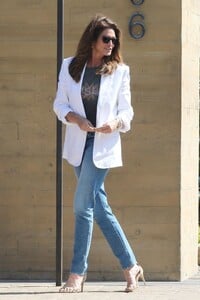 cindy-crawford-out-for-meeting-lunch-at-nobu-in-malibu-04-04-2023-3.jpg