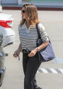 cindy-crawford-shopping-at-cross-creek-mall-in-malibu-04-26-2023-2.jpg