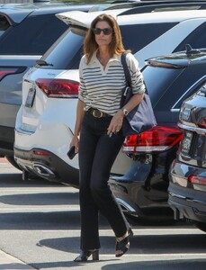 cindy-crawford-shopping-at-cross-creek-mall-in-malibu-04-26-2023-8.jpg