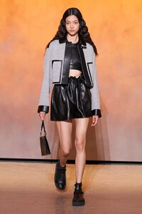 defile-hermes-printemps-ete-2022-paris-look-12.thumb.jpg.aa18a57c8be93cc0751744112c78bfa2.jpg