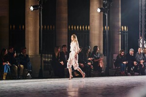 defile-isabel-marant-printemps-ete-2022-paris-look-53.thumb.jpg.36fc7805c7d65d57146612d61eddc1b8.jpg