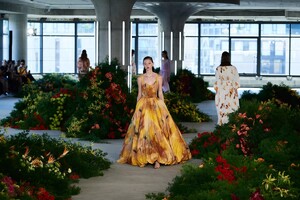 defile-jason-wu-printemps-ete-2022-new-york-look-13.thumb.jpg.6583891e4ced33b4594f010cd75b20e7.jpg