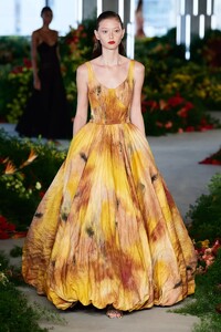 defile-jason-wu-printemps-ete-2022-new-york-look-14.thumb.jpg.971ea882bda32df96317c0268038e898.jpg