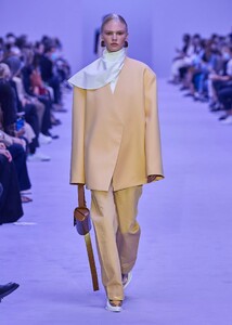 defile-jil-sander-printemps-ete-2022-milan-look-1.thumb.jpg.6b584ea46acd0bb2549e9eea92668d87.jpg