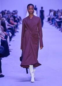 defile-jil-sander-printemps-ete-2022-milan-look-25.thumb.jpg.478221d71a3e7ca16573b9f233adeb1f.jpg