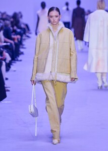 defile-jil-sander-printemps-ete-2022-milan-look-27.thumb.jpg.84e14766cf4a38d766195bbce60282c2.jpg
