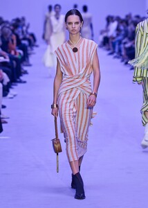 defile-jil-sander-printemps-ete-2022-milan-look-32.thumb.jpg.ca3ebc5f7e3ee0f772d2e08e6c6b0a31.jpg