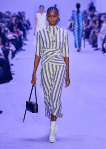 defile-jil-sander-printemps-ete-2022-milan-look-38.thumb.jpg.805386c55d3293a4d22ec6947075da07.jpg