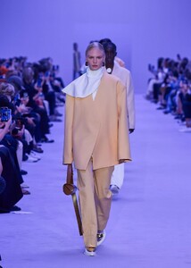 defile-jil-sander-printemps-ete-2022-milan-look-45.thumb.jpg.498e534e2e302a1a41bc94d4664272c7.jpg