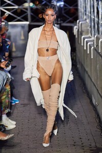 defile-laquan-smith-printemps-ete-2022-new-york-look-5.thumb.jpg.4abd5d12b9f00a2915296c6f13eddfcb.jpg