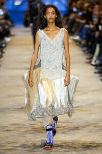 defile-louis-vuitton-printemps-ete-2022-paris-look-4.thumb.jpg.a7a38240a087c197d60848ad929c591c.jpg