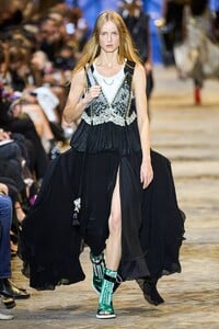 defile-louis-vuitton-printemps-ete-2022-paris-look-9.thumb.jpg.0884a9775faae0ee71f2bee273079982.jpg