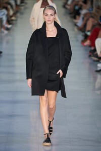 defile-max-mara-printemps-ete-2022-milan-look-1.thumb.jpg.64a41acc1dbf3e037caea36addb31f4a.jpg