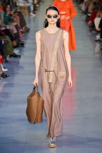 defile-max-mara-printemps-ete-2022-milan-look-13.thumb.jpg.a31892e538aa42dc0b9acdb600897344.jpg
