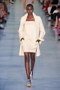 defile-max-mara-printemps-ete-2022-milan-look-2.thumb.jpg.6bebf42f332b5dfcc847966f7c9db5de.jpg