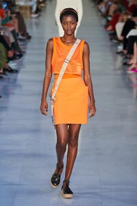 defile-max-mara-printemps-ete-2022-milan-look-20.thumb.jpg.2546580dfb9c191387352ae9839312bf.jpg