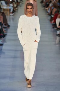defile-max-mara-printemps-ete-2022-milan-look-21.thumb.jpg.4d1fc14deaae037252124bf4529931ac.jpg