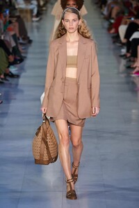 defile-max-mara-printemps-ete-2022-milan-look-22.thumb.jpg.5663f51568f58577307d04bc93550169.jpg