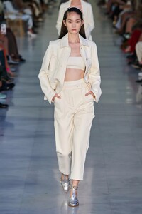 defile-max-mara-printemps-ete-2022-milan-look-27.thumb.jpg.a585421f7d987734190f2de040840ba9.jpg