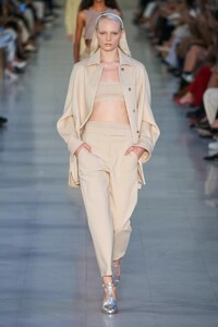 defile-max-mara-printemps-ete-2022-milan-look-4.thumb.jpg.a9a8e8c7c5b3942db96b94335d7a18de.jpg