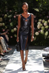 defile-michael-kors-printemps-ete-2022-new-york-look-12.thumb.jpg.a6c25782eebaca35bb8175069c3b898a.jpg