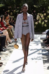 defile-michael-kors-printemps-ete-2022-new-york-look-23.thumb.jpg.a86bfaf57927a2607f527b541bb67899.jpg