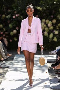 defile-michael-kors-printemps-ete-2022-new-york-look-26.thumb.jpg.d1da63abc038be381e6f81fd4aa129a1.jpg