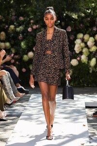 defile-michael-kors-printemps-ete-2022-new-york-look-55.thumb.jpg.87ae40e0d2aad93519bd64c5014184bb.jpg