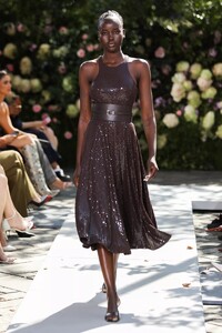 defile-michael-kors-printemps-ete-2022-new-york-look-61.thumb.jpg.96d8c0741be901617b492cd0e88a74bb.jpg