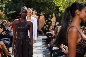 defile-michael-kors-printemps-ete-2022-new-york-look-68.thumb.jpg.4e18fc3b2dcd2c21d4a4db2e15c22898.jpg