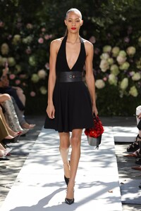 defile-michael-kors-printemps-ete-2022-new-york-look-8.thumb.jpg.46eb7ac20c05506b65ed462bca622416.jpg