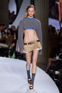 defile-miu-miu-printemps-ete-2022-paris-look-17.thumb.jpg.e2089301e052e3b8745aa5d9e915f2f3.jpg