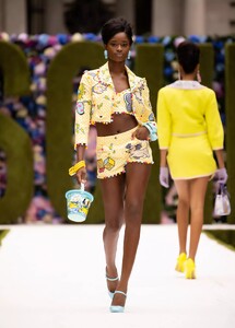 defile-moschino-printemps-ete-2022-new-york-look-10.thumb.jpg.031aad362fe42b53875f1005e73abc38.jpg