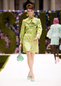 defile-moschino-printemps-ete-2022-new-york-look-15.thumb.jpg.00422f8f6de07d41726c5df78bfb91a0.jpg