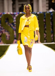 defile-moschino-printemps-ete-2022-new-york-look-17.thumb.jpg.b5d4bc40a824f0b7eb4fe4d8e1a48099.jpg