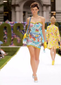 defile-moschino-printemps-ete-2022-new-york-look-30.thumb.jpg.dc90aefe32a91cc0fc0bea8f9467e482.jpg