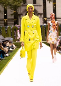 defile-moschino-printemps-ete-2022-new-york-look-38.thumb.jpg.5cfd501cdc58537f2b16e94b69640ff1.jpg