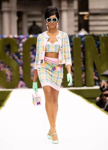 defile-moschino-printemps-ete-2022-new-york-look-4.thumb.jpg.f70521910ae3a367633763c6138f47b8.jpg