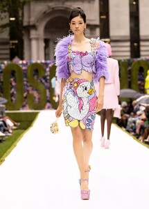 defile-moschino-printemps-ete-2022-new-york-look-41.thumb.jpg.016328cacd57b8bf926da5d3818d9c4f.jpg