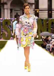 defile-moschino-printemps-ete-2022-new-york-look-42.thumb.jpg.fa2368753391f153515dc096429ca888.jpg