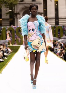 defile-moschino-printemps-ete-2022-new-york-look-43.thumb.jpg.63fc61a4757ce368f1e197619dc80e2c.jpg